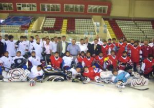 Buz hokeyi kampı başladı